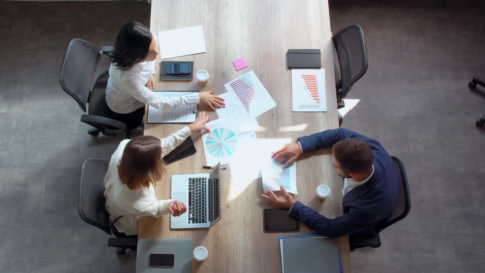 Equipe trabalhando em uma operação de crédito